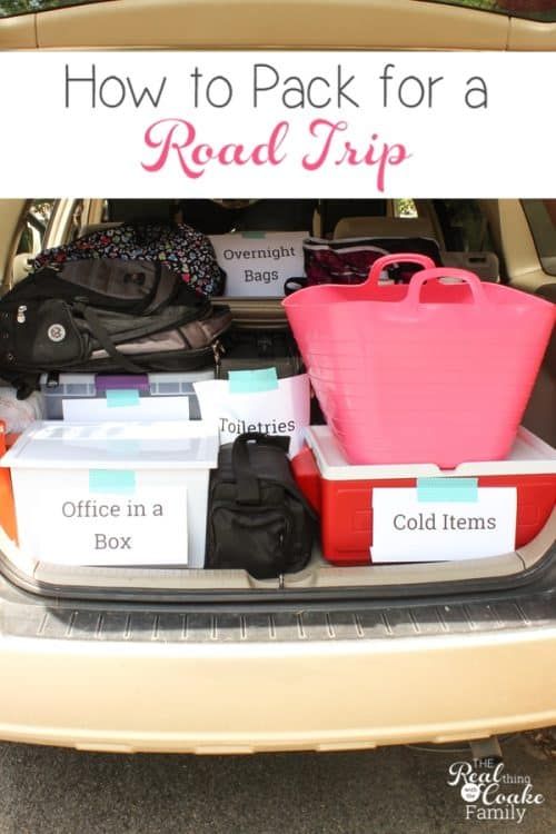 Ein gepackter Kofferraum mit beschrifteten Boxen und Taschen f&uuml;r eine Tour