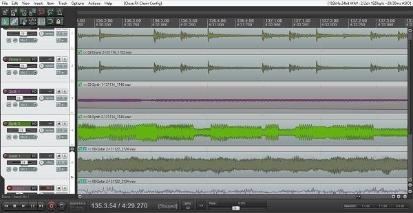 Mehrspurige Audiobearbeitung mit farbigen Wellenformen in einer DAW
