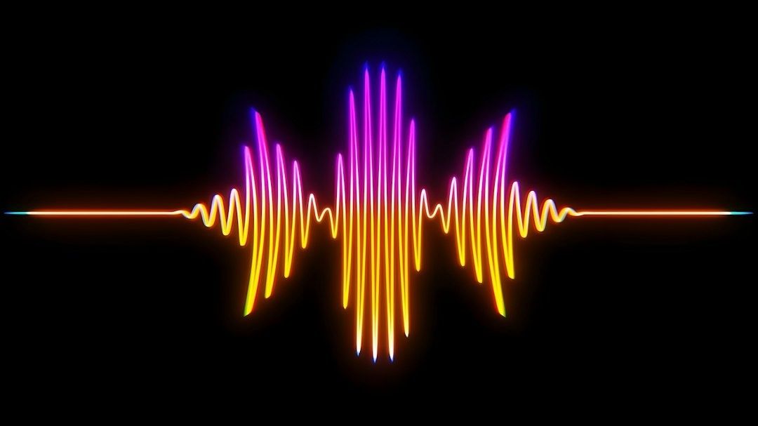 Bunte, symmetrische Schallwelle als abstrakte Darstellung von Audiobearbeitung
